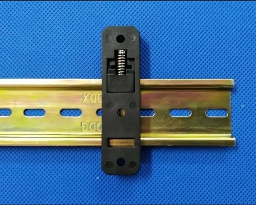 RB-233 Plastikowy nylonowy sprężynowy klips do montażu na standardowej szynie DIN, czarny, szerokość 20 mm