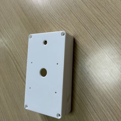 Obudowy z poliwęglanu w kolorze białym, odporne na warunki atmosferyczne i promieniowanie UV, do elektroniki